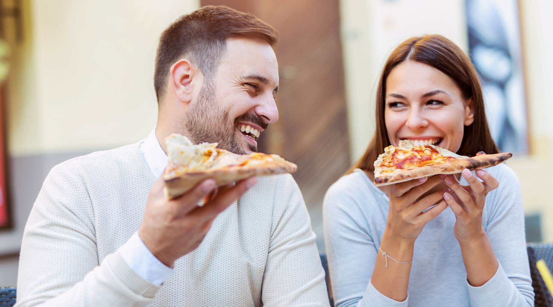 Para zakochanych w towarzystwie swojej ulubionej pizzy | Domino's Pizza