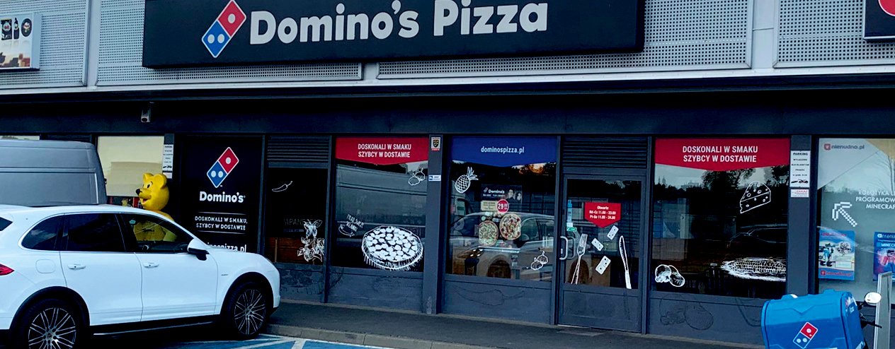 Z zewnątrz Domino’s Pizza Warszawa Magiczna 4