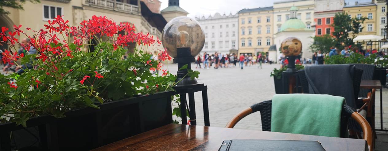 Strefa gości w pizzerii Domino's w Krakowie Rynek Główny 22