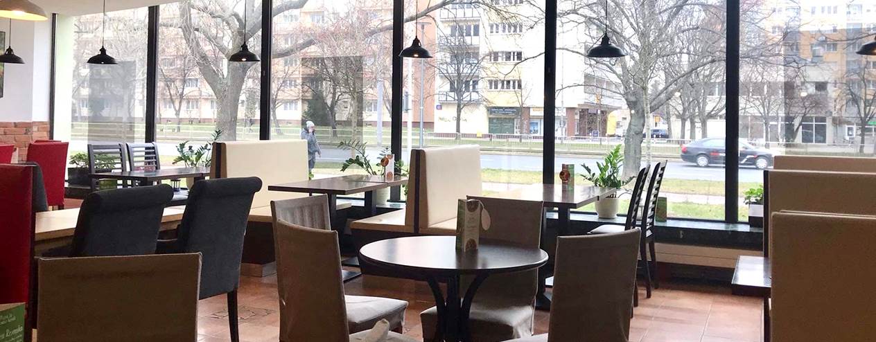 Strefa gości w pizzerii Dominium by Domino's w Warszawie przy ul Grójeckiej 120