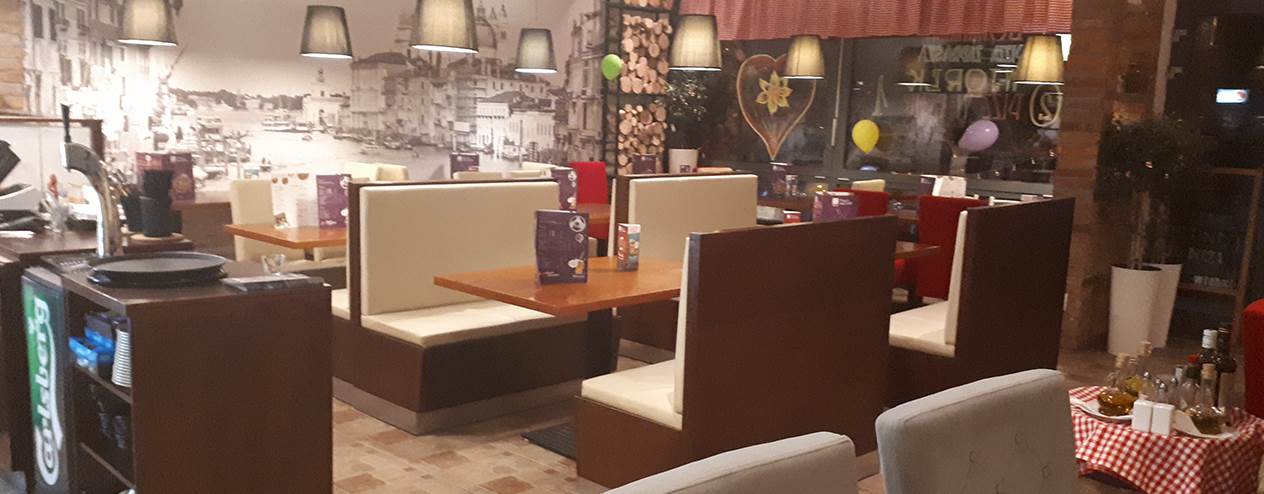 Strefa klienta w pizzerii Dominium by Domino's w Warszawie przy ul Hlonda 10
