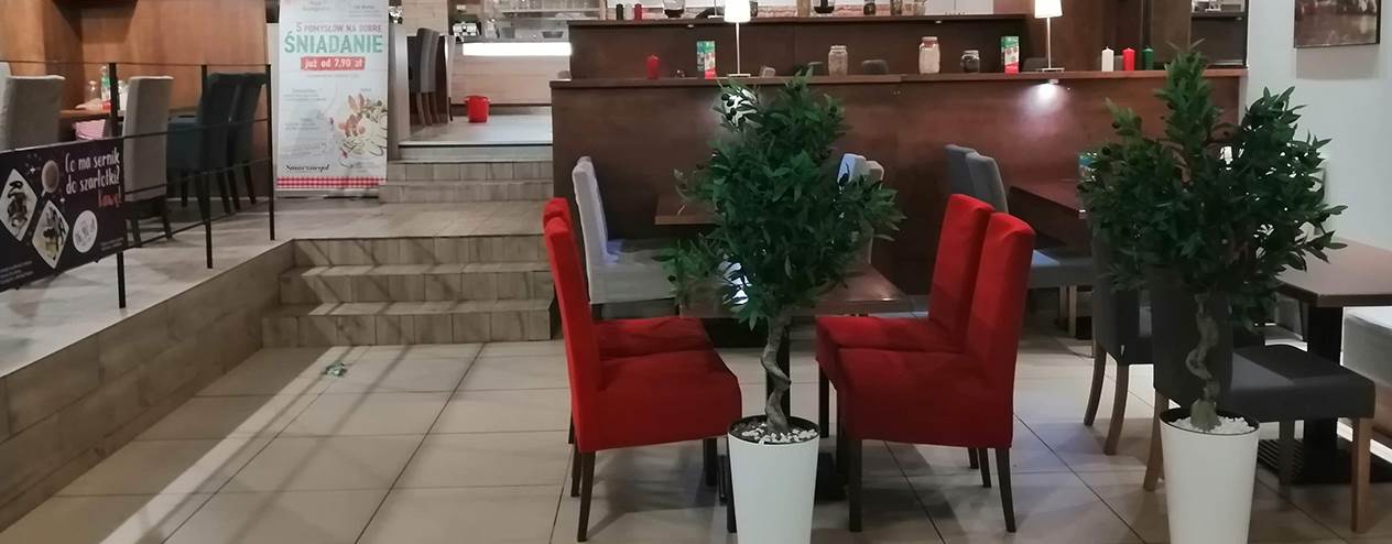 Strefa gości w pizzerii Dominium by Domino's w Zielonej Górze przy ul Wrocławskiej 17