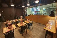 Sala dla gości Dominos Pizza Gdynia Kwiatkowskiego