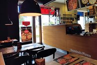 Strefa gości w pizzerii Domino's we Wrocławiu przy u. Promenady