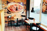 Strefa gości w pizzerii Domino's w poznaniu przy ul. Milczańska