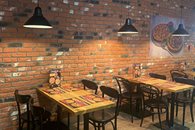 Strefa gości w pizzerii Domino's w Gdańsku przy ul Zielony Kamyk