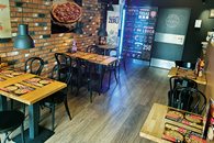 Strefa gości w pizzerii Domino's w Rumii