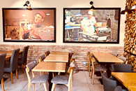 Sala w pizzerii Dominium by Domino's w Warszawie przy ul Nowy Świat 34